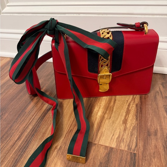 Gucci Sylvie Elegant Red Leather Shoulder Bag with Ribbon - Picture 2 of 16